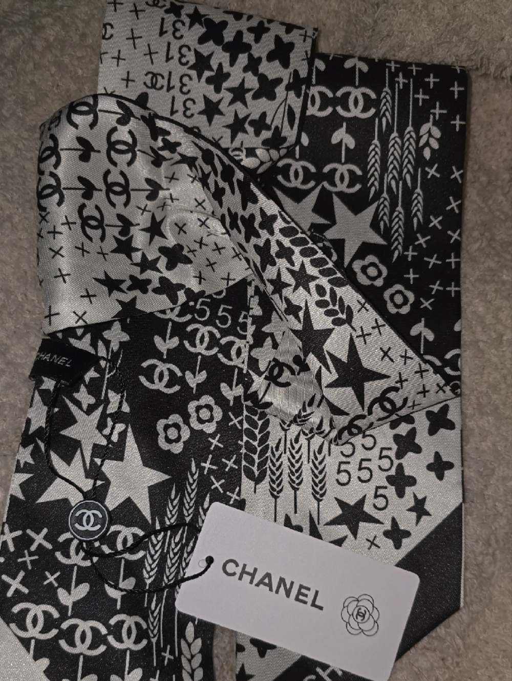 CHANEL Black & White Silk Twilly with Logo & Star Motifs - Picture 4 of 6